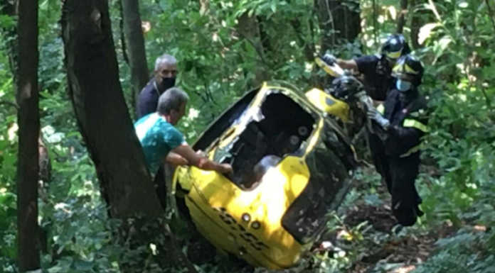 Pontida. Elicottero in difficoltà atterra in un bosco: soccorsi i piloti Elicottero Pontida