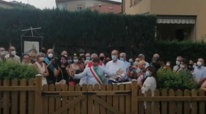 Airuno, taglio del nastro del parco donato dai Gilardi. Dal prof Carlo una poesia in dono