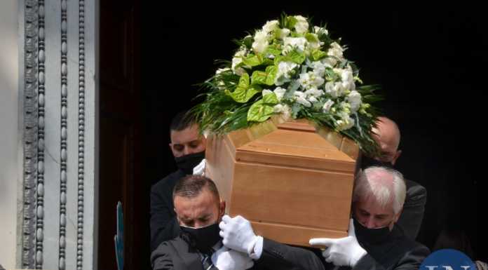 Calolzio. In tanti per l’addio a Tiziana Esposito: “Un esempio per tutti i cittadini” Funerale Tiziana Esposito