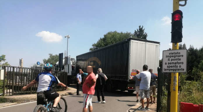 Paderno, tir bloccato davanti al ponte. Lunghe code