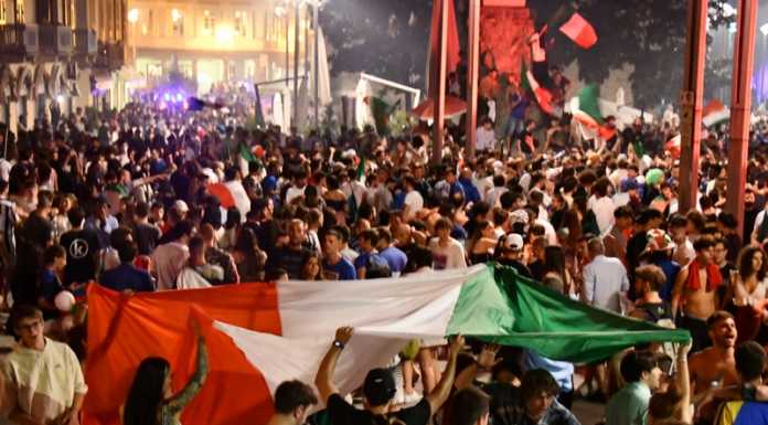Emozioni “azzurre”, anche a Lecco esplode la festa in piazza