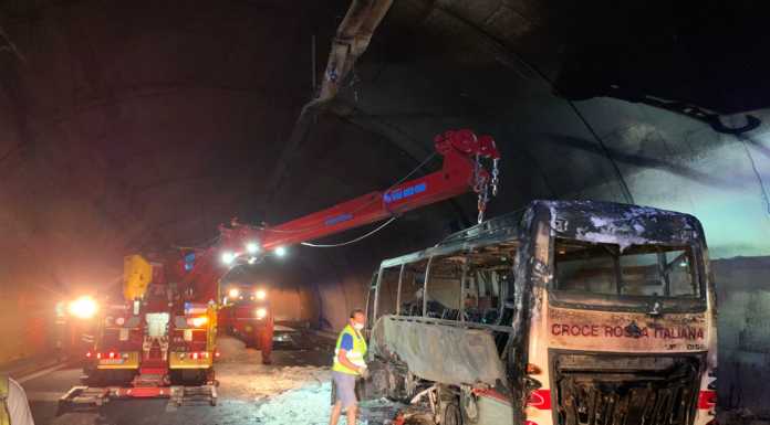 Bus in fiamme e bimbi in salvo, da Regione a Salvini: “Grazie all’autista”