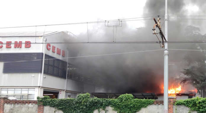 Incendio alla CEMB di Mandello, in fiamme un deposito. Il rogo spento dai pompieri