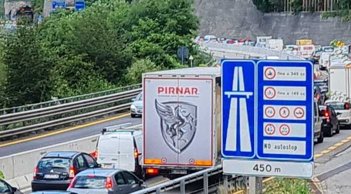 Dopo l’incendio, SS36 interrotta. Incolonnamenti verso il lago