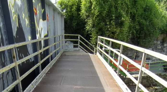 Lecco. Rischio inciampo: interventi alla passerella di via Amendola