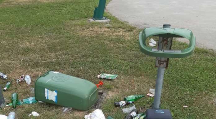 Pescate, rifiuti nel parco. Il sindaco: “Niente maxi schermo per la finale”