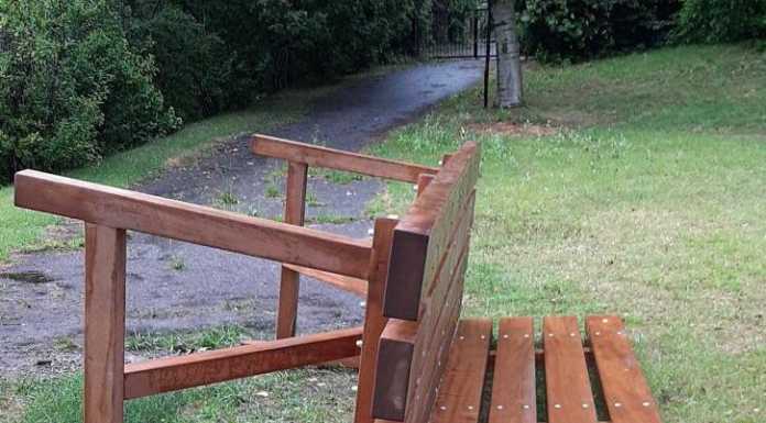 Ribaltata la panchina gigante di Pescate, ma il sindaco l’ha già sistemata panchina gigante pescate