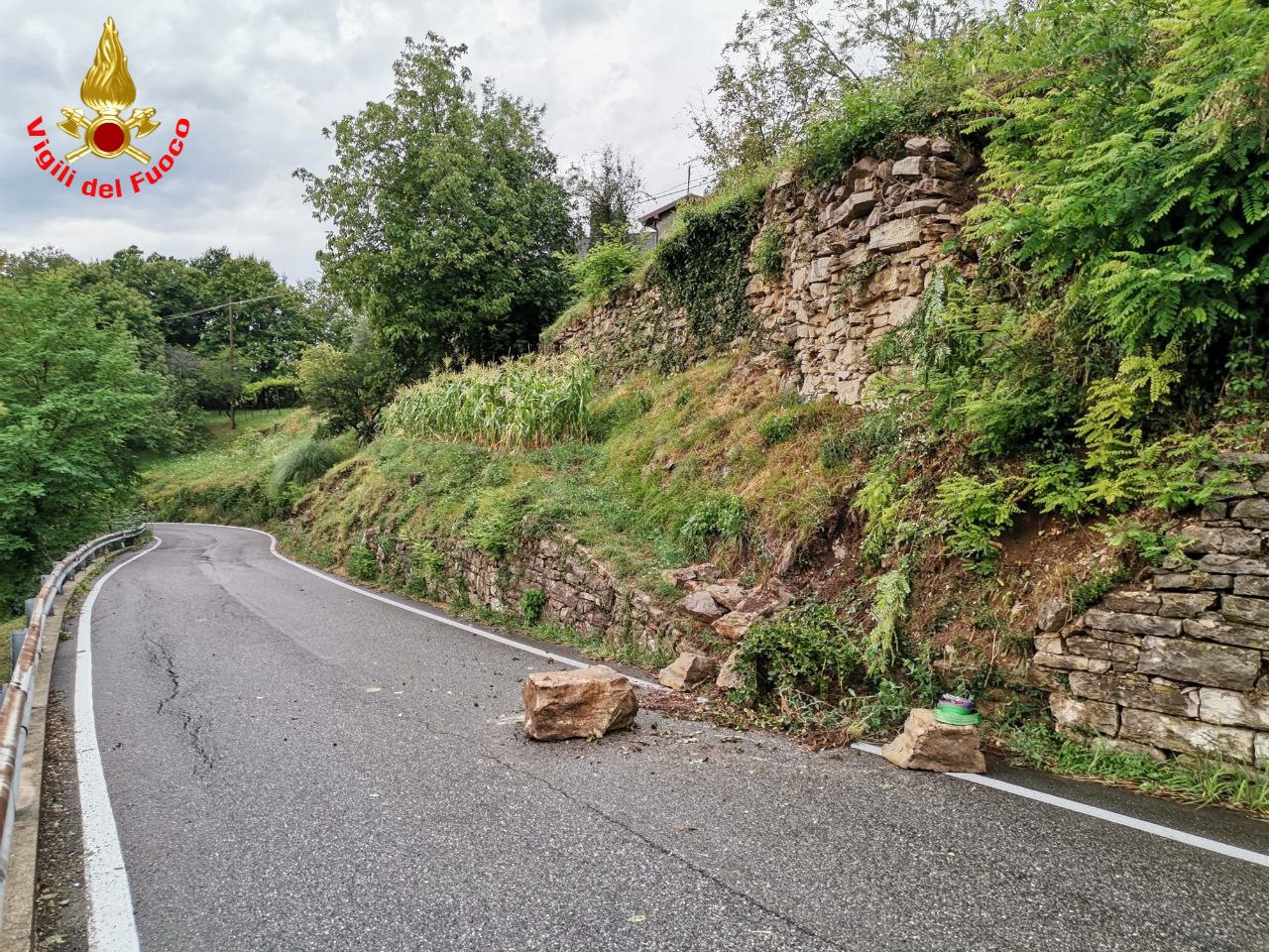 Le pietre cadute sulla strada nel comune di Torre de' Busi