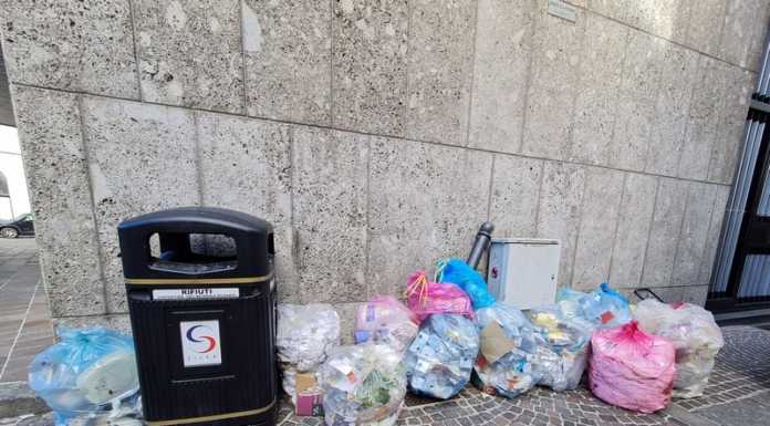 Lecco. Pochi sacchi rossi nel primo giorno di sperimentazione in centro