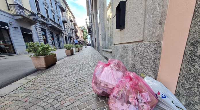 Sacco rosso a Bellano. Il sindaco: “I cittadini si adeguino alle modalità di raccolta”