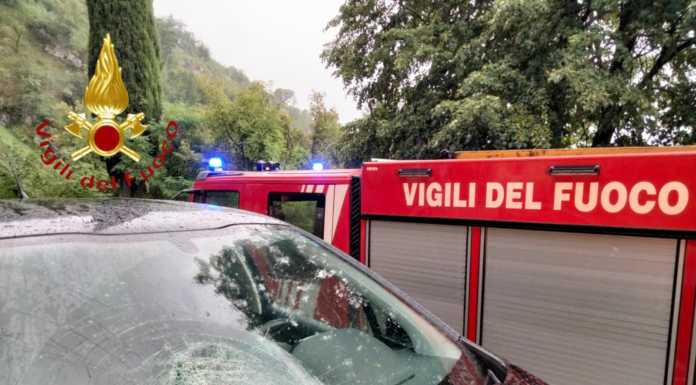 Bellagio, pietra cade in strada e colpisce un’auto: paura per tre ragazze