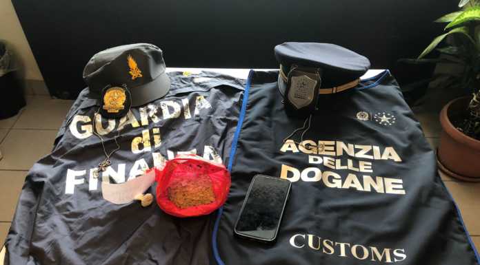 Cerca di superare il confine con quasi un etto di metamfetamine, arrestato