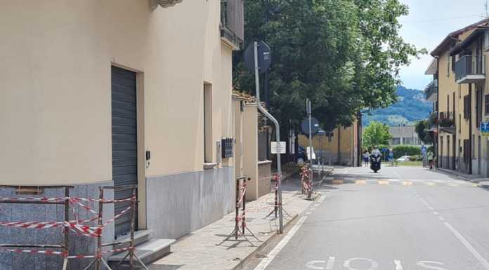 Mezzi pesanti al Pascolo: è braccio di ferro tra Calolziocorte e Vercurago L'incrocio tra via Donizetti e via Cavour al Pascolo, sono visibili i danni provocati dal passaggio dei mezzi pesanti