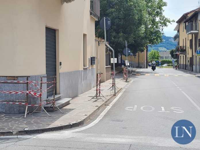 L'incrocio tra via Donizetti e via Cavour al Pascolo, sono visibili i danni provocati dal passaggio dei mezzi pesanti