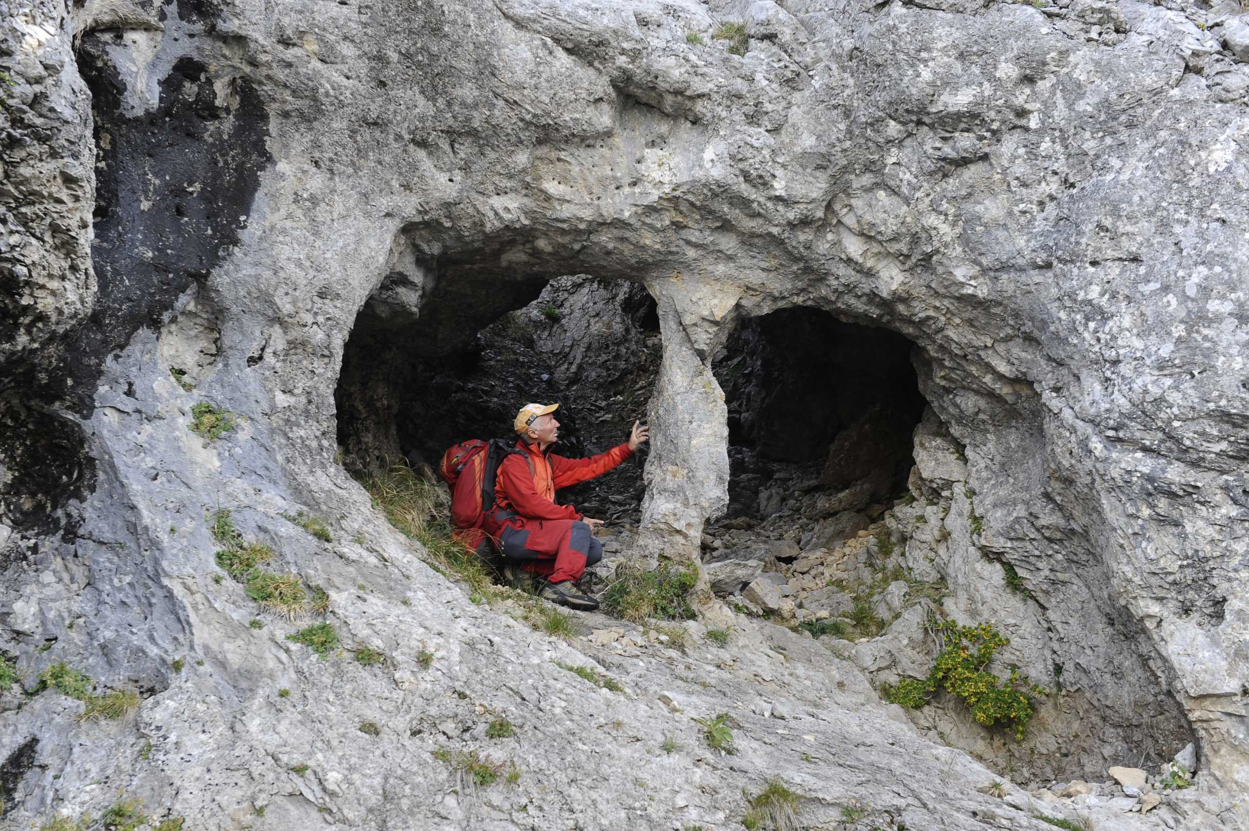 La grotta degli occhiali presso il rifugio Bietti Buzzi (foto Mauro Lanfranchi)