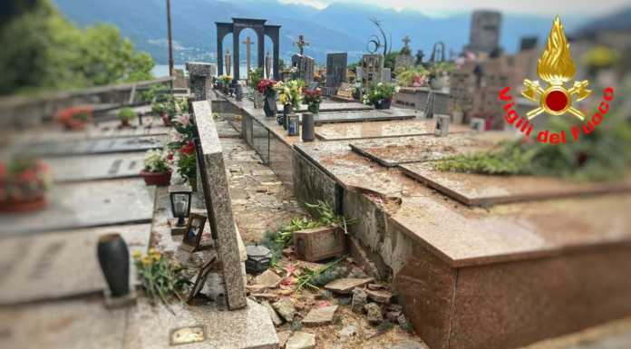 Un fulmine si abbatte sul cimitero di Bellano: tredici tombe in frantumi