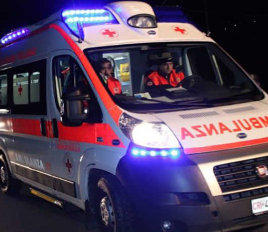 San Giovanni, auto si ribalta nella notte in via Partigiani, soccorso 31enne ambulanza