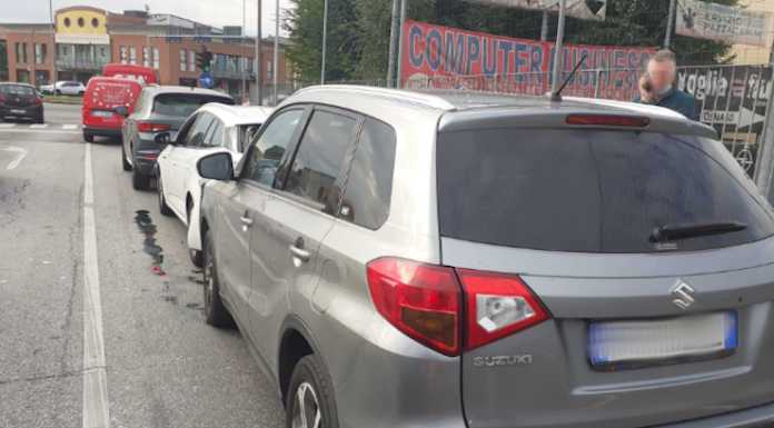 Maxi tamponamento al semaforo di Cernusco: cinque auto coinvolte Maxi tamponamento
