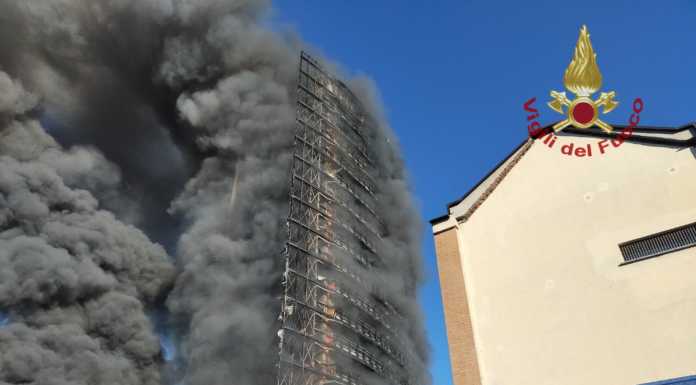 Milano, brucia un intero grattacielo: nessuna persona ferita incendio grattacielo milano