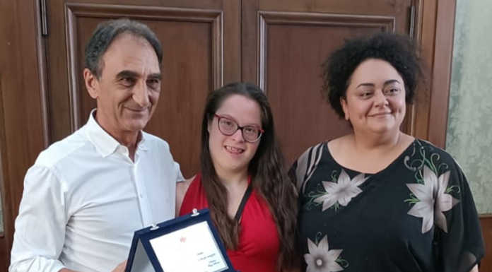 Danza. Giada Canino premiata a Catanzaro: “E’ l’esempio che i sogni si avverano” Il sindaco Sergio Abramo, Giada Canino e l'assessore Lea Concolino