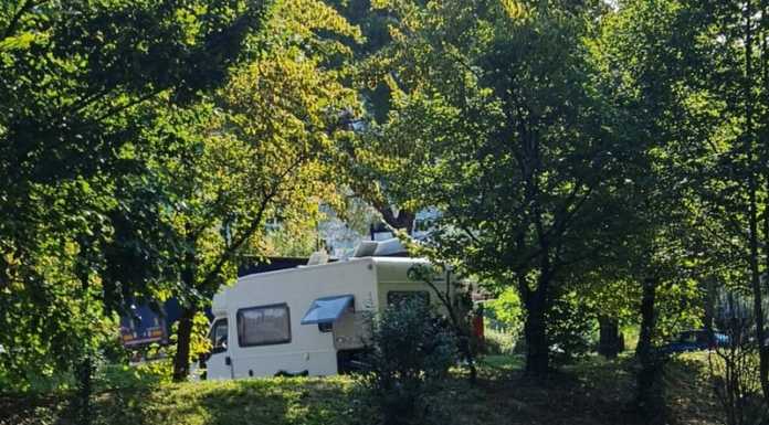 Calolzio, polemica per i ‘campeggiatori’ al Lavello. Interviene la Polizia Locale