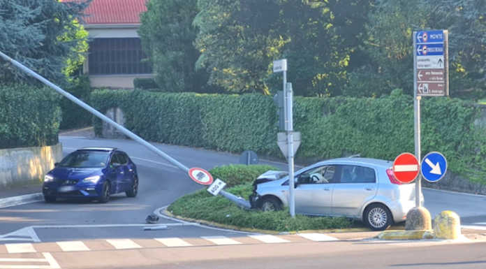 La Valletta: finisce con l’auto sull’aiuola e ‘piega’ il palo della luce