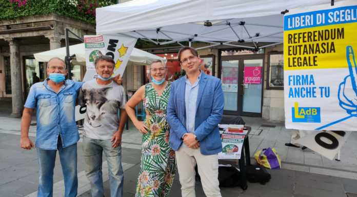 Lecco, M5S in piazza a sostegno del referendum contro la caccia Il gazebo del Movimento 5 Stelle in piazza XX Settembre
