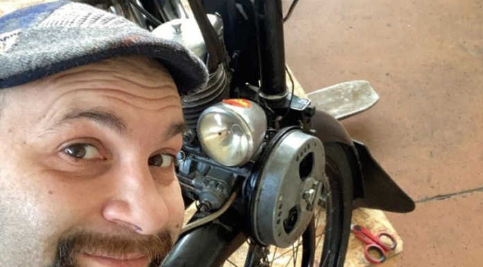 Abbadia. L’avventura di Luca Greco, da Biella a Pachino in sella a un Velosolex