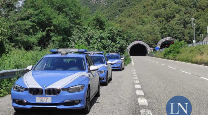 Rinvenuto il corpo senza vita di un uomo di 40 anni lungo la SS36 SS36 auto polizia stradale