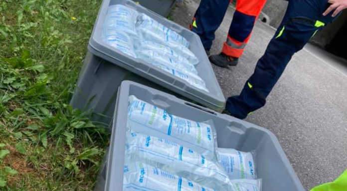 Ballabio. Roncaiolo e Valgrande senz’acqua, in via Corniola arriva un’autobotte Sacche d'acqua a Ballabio