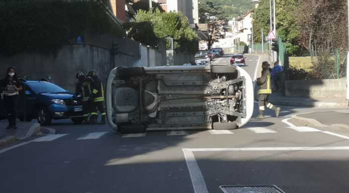 Lecco. Incidente a Santo Stefano: un’auto si ribalta all’incrocio. Cinque persone coinvolte