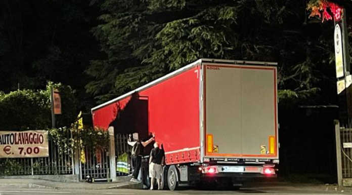 Autoarticolato s’incastra all’ingresso della Vinicola Mauri, servono i Vigili del Fuoco per liberarlo autoartcolato incastrato vinicola mauri