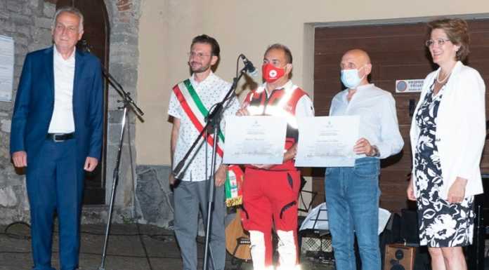 Bus in fiamme a Varenna, il sindaco premia gli eroi che hanno salvato 25 bambini bus fiamme varenna cittadini onorari