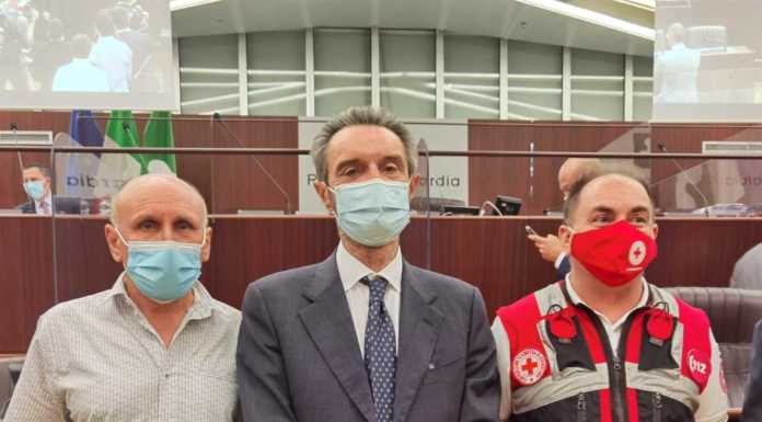 Varenna. Cittadinanza onoraria ad autista e animatore che salvarono 25 ragazzi dal bus in fiamme Giovanni Lodato e Mauro Mascetti con il presidente Fontana durante la premiazione in Regione