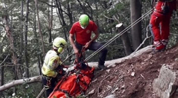Casargo. Scivola nel bosco, un altro fungiatt salvato dal Soccorso Alpino (foto Soccorso Alpino)
