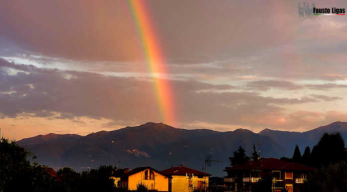 Un alba “arcobaleno” sul cielo di Erba. La foto di Fausto Ligas