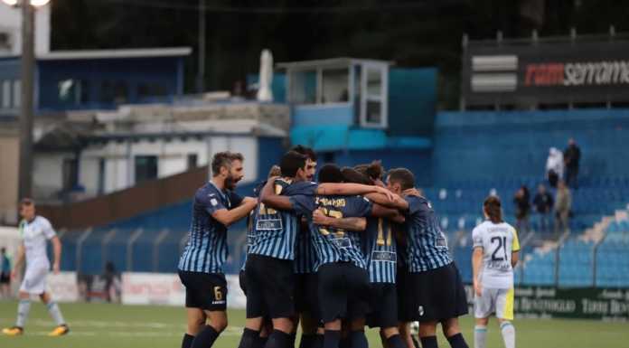 Calcio Serie C. Il Lecco ci ha preso gusto: con la FeralpiSalò arriva la terza vittoria consecutiva L'abbraccio dei giocatori blucelesti dopo il gol di Iocolano (credit foto Calcio Lecco 1912)