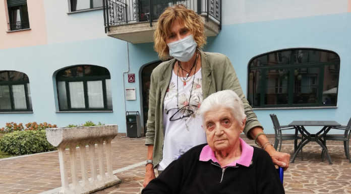 La signora Cornelia Torri festeggia 102 anni, è la più anziana di Calolzio La signora Cornelia Torri festaggia 102 anni con l'assessore Tina Balossi