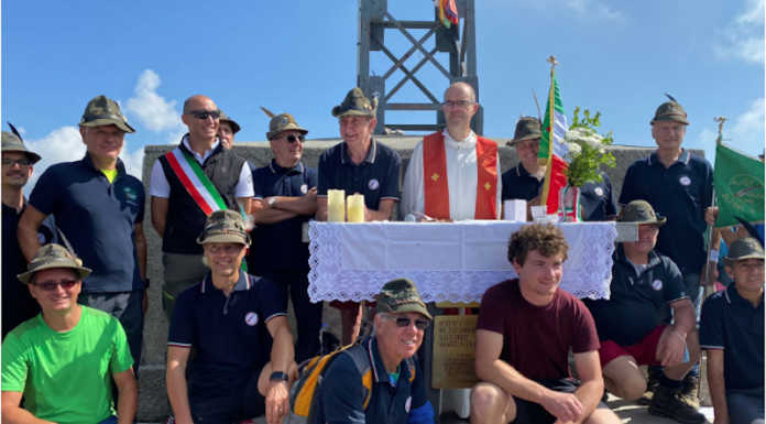 Alpini di Belledo in cima al Resegone per il 40° della consacrazione dell’altare