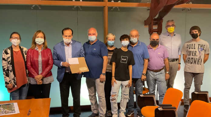 Valmadrera ringrazia Leonardo Arena per il suo grande gesto di solidarietà Leonardo Arena, al centro, accanto al sindaco Rusconi