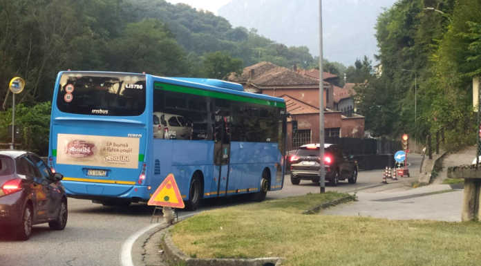 Lavori sulla vecchia Lecco-Ballabio, code e cittadini arrabbiati Semaforo ponte della gallina laorca