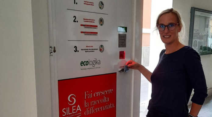 Raccolta differenziata: installato a Oggiono il primo distributore di sacchi rossi Sindaco oggiono chiara narciso distributore sacchi rossi