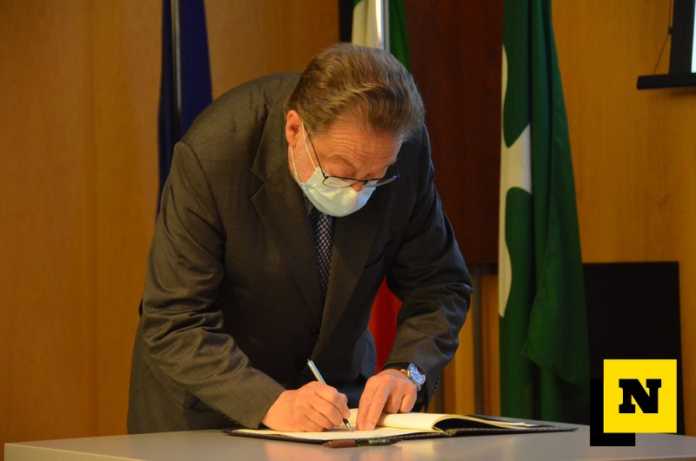 L'assessore De Corato a Lecco durante la firma del protocollo 