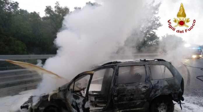 Arosio. Auto in fiamme sulla SS36 in direzione Nord