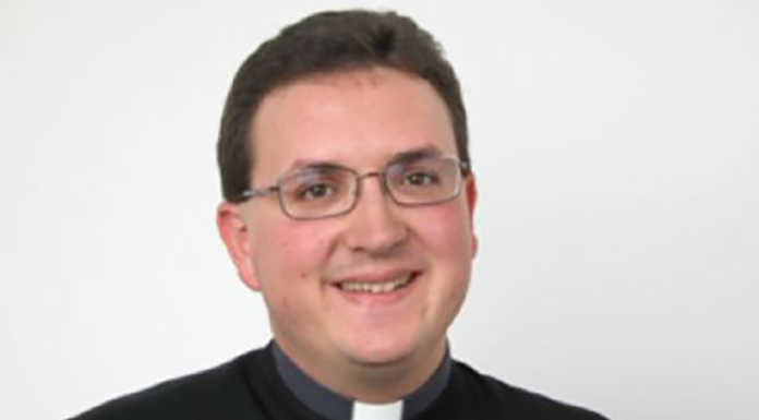 Valmadrera accoglie don Fabio, il “benvenuto” del sindaco Rusconi