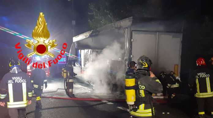 Nella notte, camion in fiamme sulla Statale 36 a Lierna