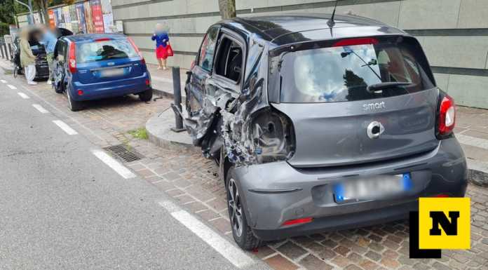 Incidente in viale Turati, fiancata distrutta per tre auto parcheggiate