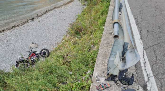Schianto sulla Lariana: moto finisce sulla spiaggia, due feriti