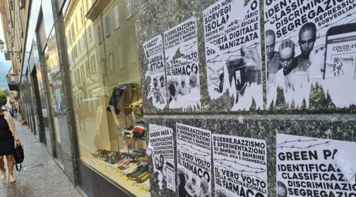 Lecco. “No Vax” tappezzano di volantini via Cavour