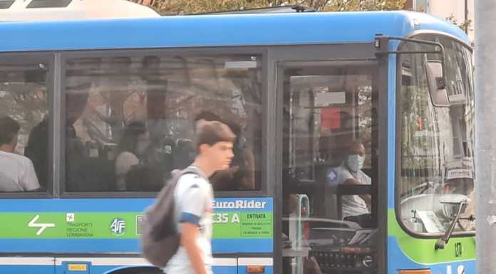 Il bus è troppo pieno e gli studenti restano a piedi: disagi sulla linea D 150 studenti autobus trasporti scuola